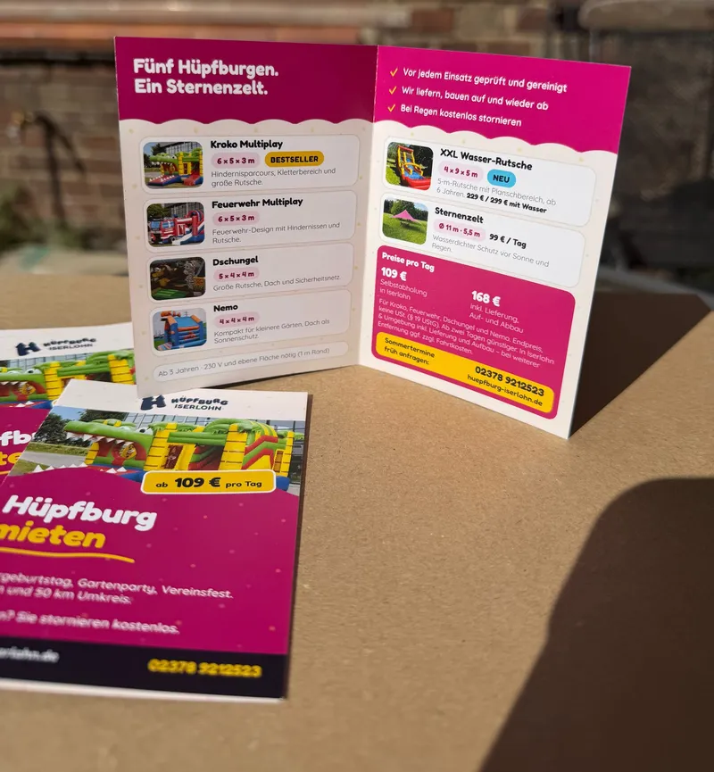 Aufgeklappter Flyer mit den Innenseiten: fünf Hüpfburgen, ein Sternenzelt und die Preise pro Tag