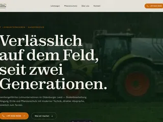 Lohnunternehmen Klaus Osterloh — Hero mit Trecker im Feld und Slogan „Verlässlich auf dem Feld, seit zwei Generationen"