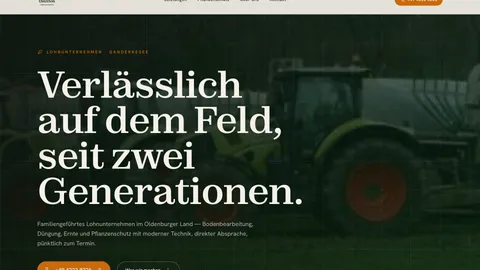 Lohnunternehmen Klaus Osterloh — Hero mit Trecker im Feld und Slogan „Verlässlich auf dem Feld, seit zwei Generationen"