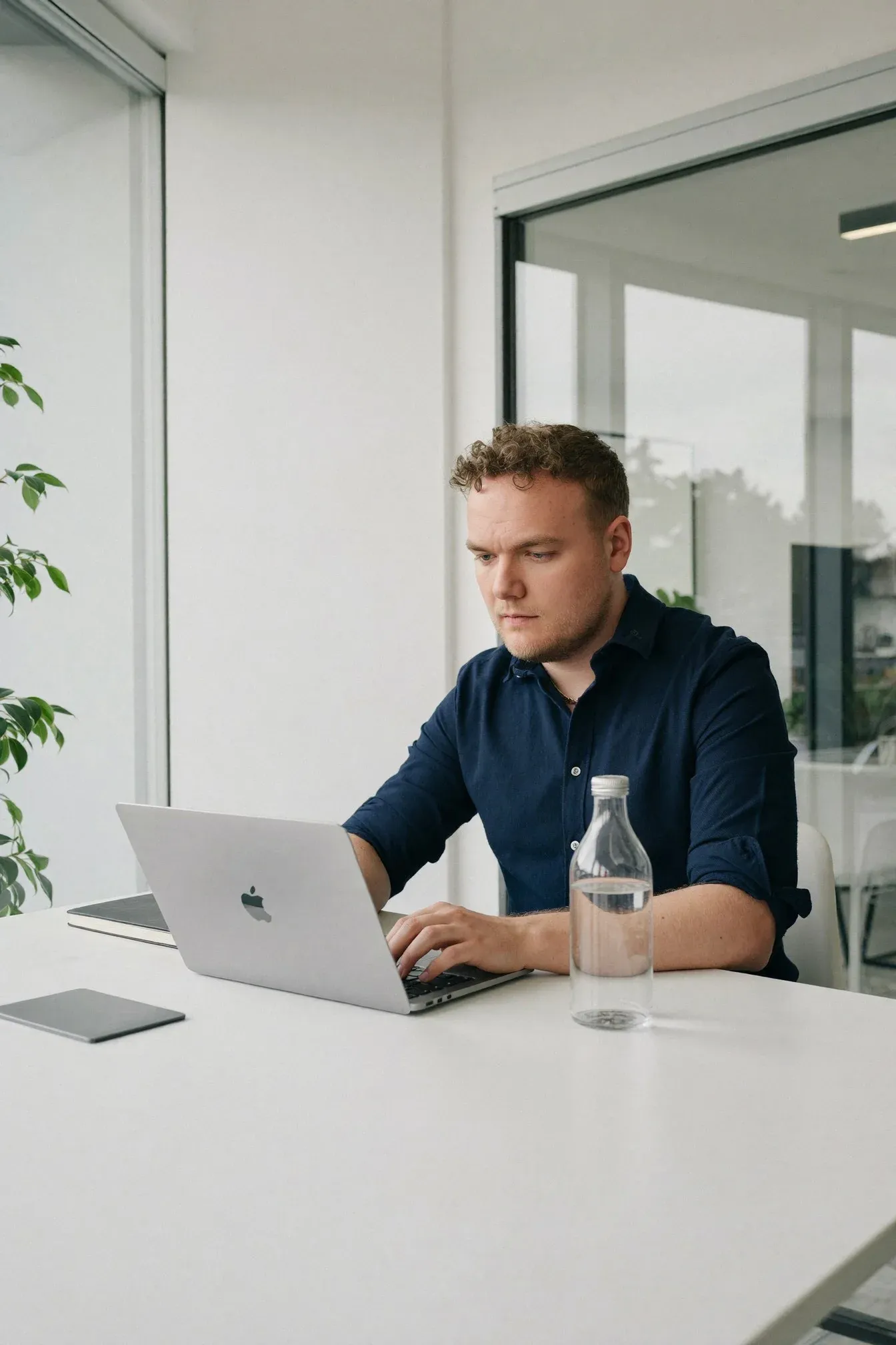 Symbolbild: SEO-Freelancer Tobias Anscheit bei der Arbeit — Sitz Ganderkesee bei Bremen