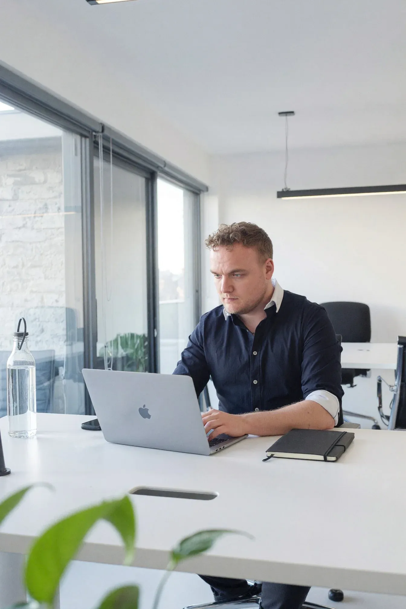 Webdesigner für Oldenburg — Tobias Anscheit am Arbeitsplatz in Ganderkesee bei Oldenburg