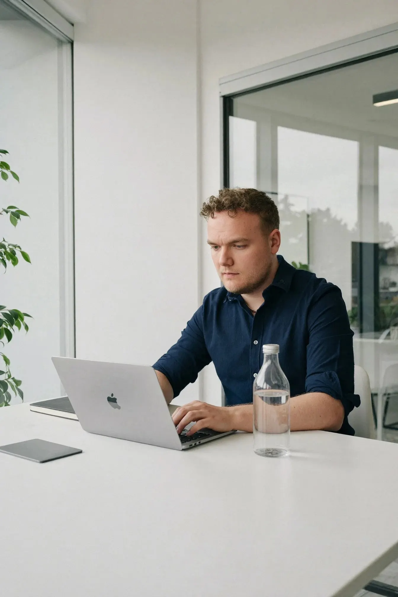 Mit KI erzeugt: Am Besprechungstisch (Unternehmensprofil)