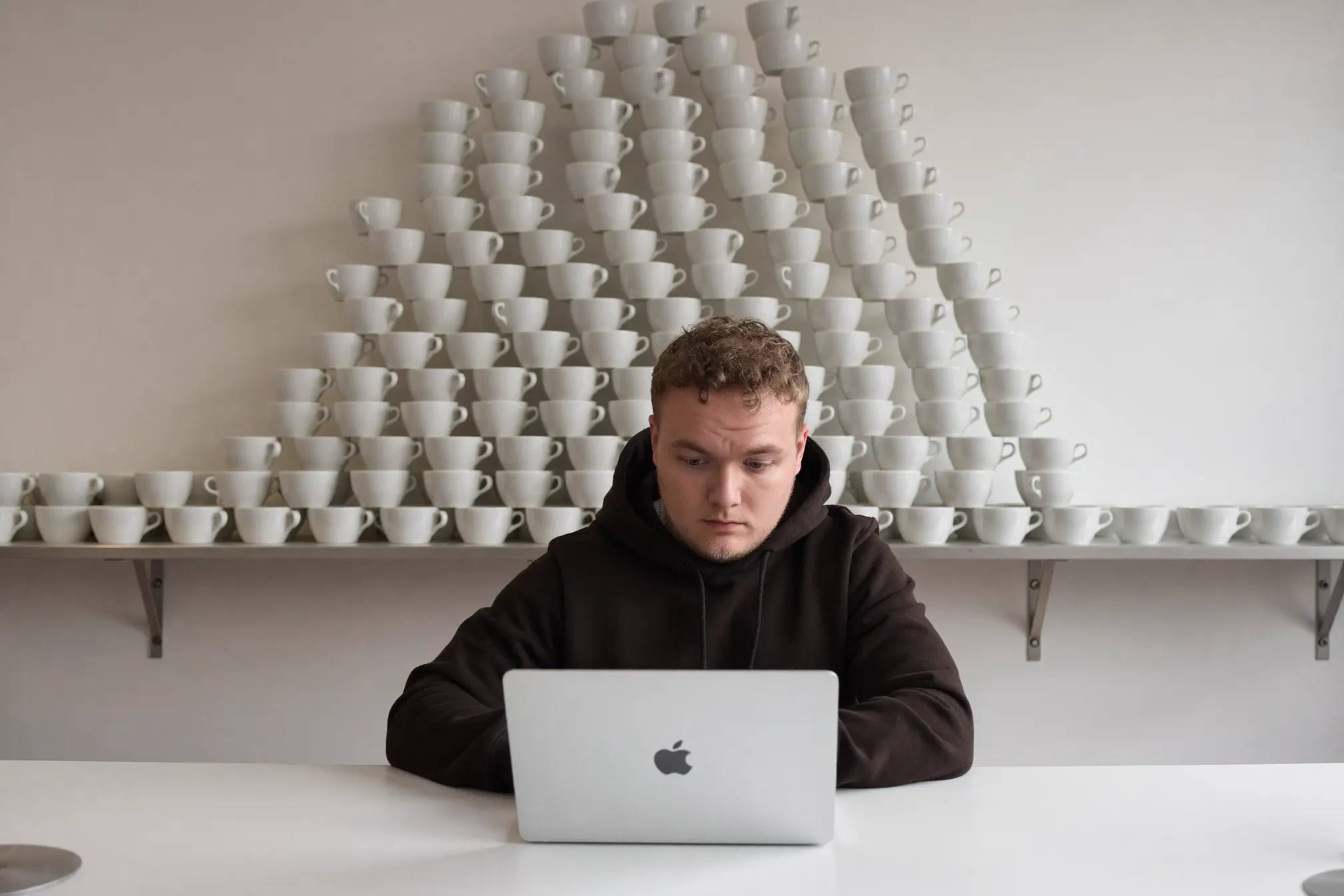 Mit KI erzeugt: Mit Kaffeebecher-Stapel