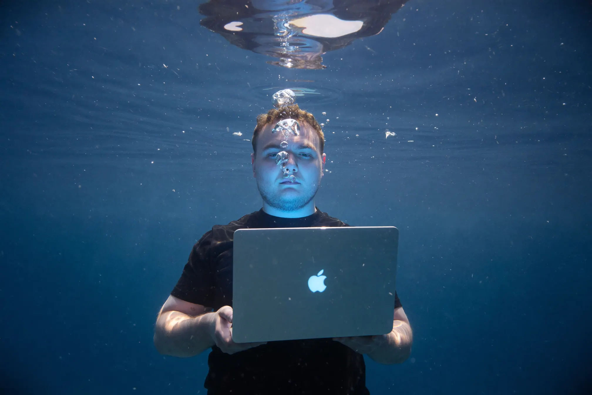 Mit KI erzeugt: Unter Wasser mit Laptop